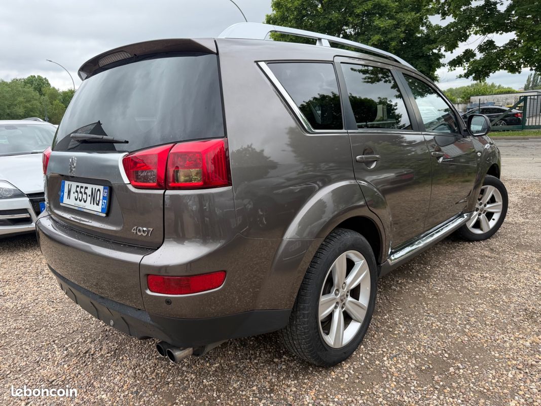 Peugeot 4007 2.2 HDI 156 FÉLINE * CUIR * GPS 7 PLACES (image 4)
