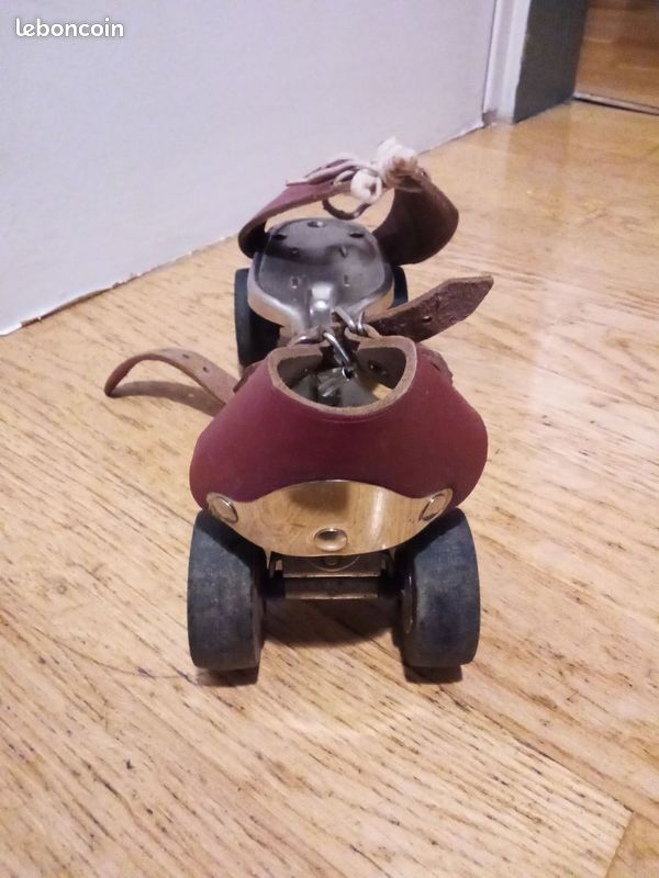 Patins à Roulettes Vintage En Bois – Anciens – Capuche WJ – Primitif – EX