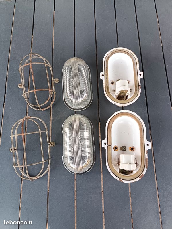 Deux Ancienne Applique ovale mapelec Amiens 1940-1950 fonte d'acier longueur 19 largeur 11 prisime en verre avec grille de protection (image 3)