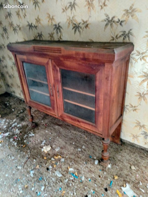 Buffet à portes vitrées (image 1)