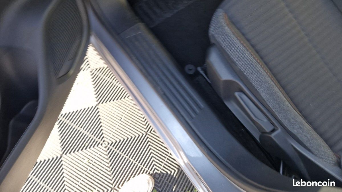 Peugeot 2008 PURETECH 100 ACTIVE PACK (image 18)