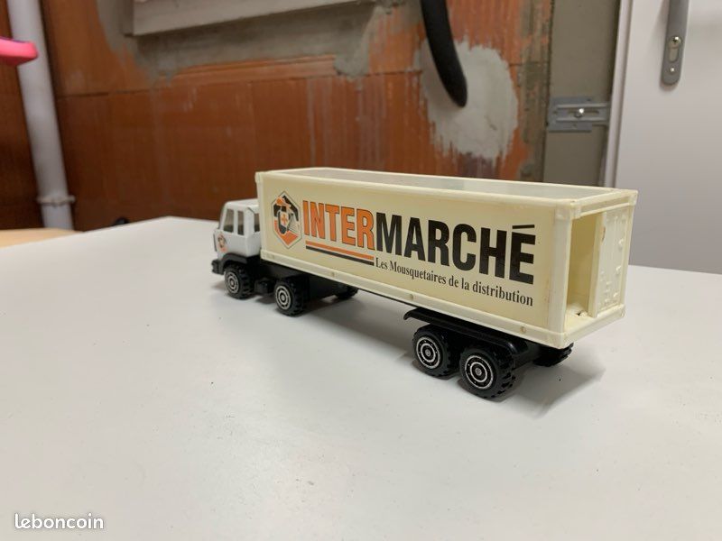 Camion jouet publicitaire vintage aux couleurs de l'enseigne Intermarché ("Les Mousquetaires de la distribution") (image 3)