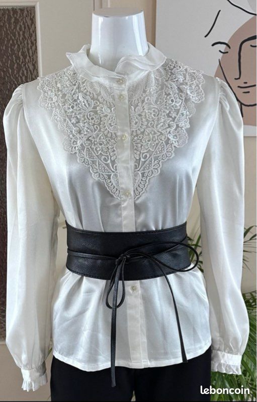 Chemise blouse romantique Lapland - Blanc cassé / Ivoire - Broderie dentelle perlée sequins S/M Satinée Comme neuve (image 3)