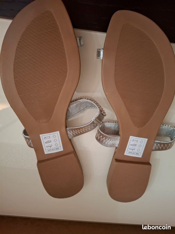 Claquettes neuve avec 🏷 marque Tisaia Chaussures