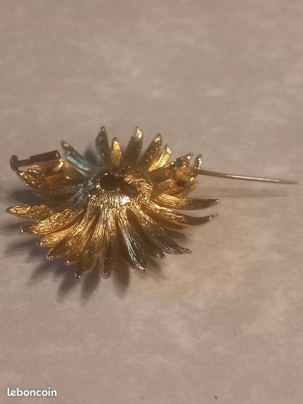 Broche Vintage En Forme De Fleur En Relief - Couleur Or Poli Avec Cristaux Au Centre - Réf. 175
