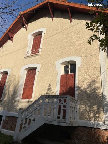 Maison à étage dominante sur terrain