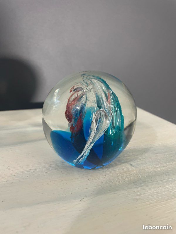 Presse papier boule sulfure verre bleu (image 2)