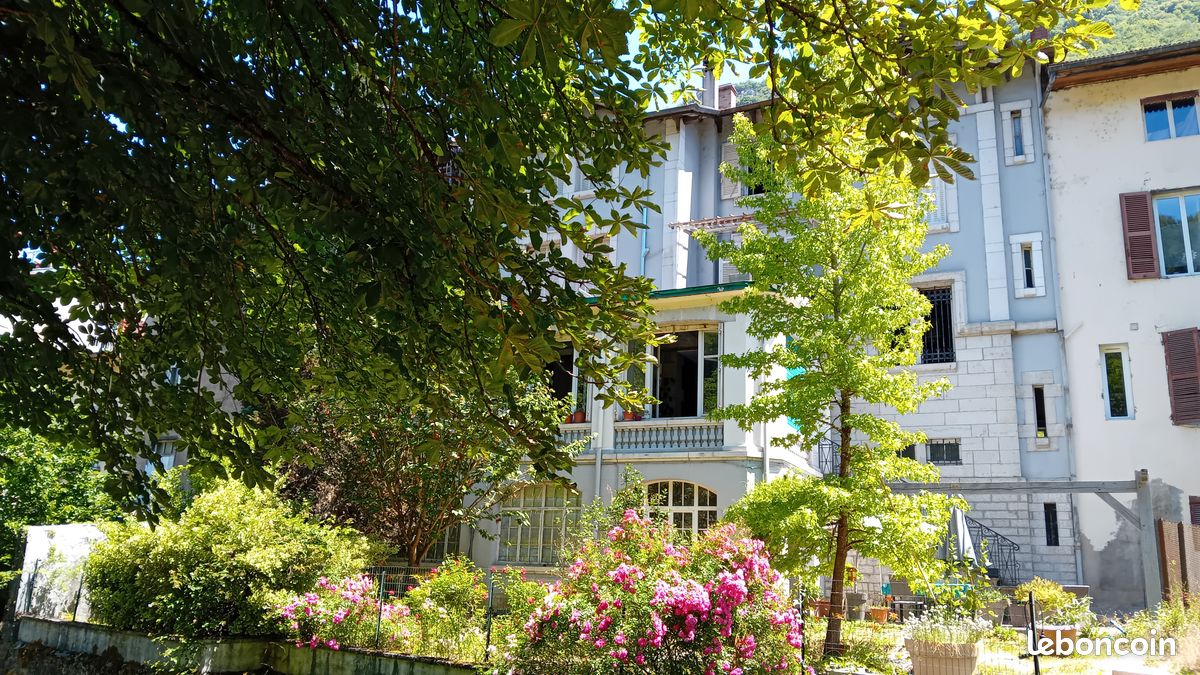Maison 14 pièces 380 m² · à Tenay · 380 m² · 200 000 €
