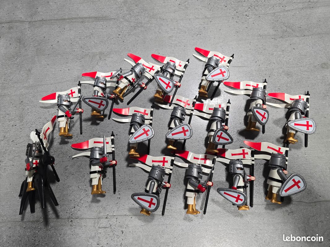 PLAYMOBIL : LOT de chevaliers + accessoires (épées, chevaux, coffres