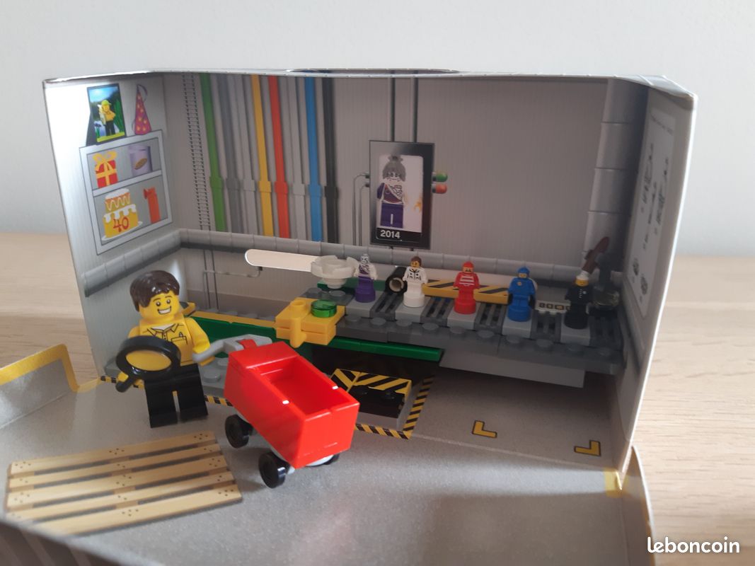 LEGO 5005358 Minifigure Factory (image 1)