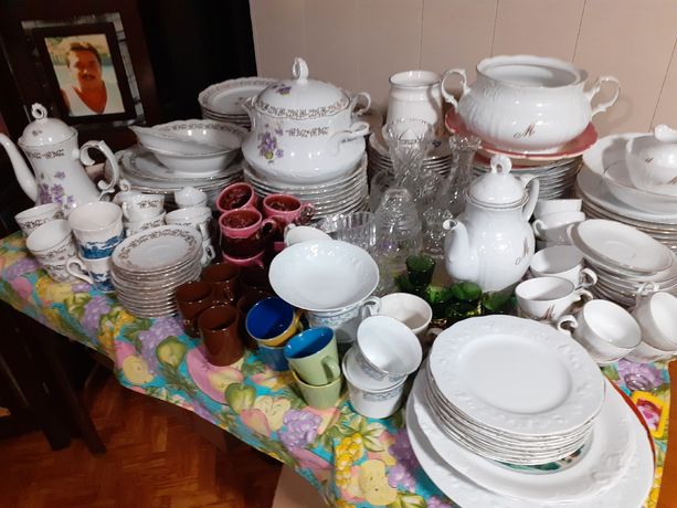 Service vaisselle 42 pièces fleuri en porcelaine allemande –