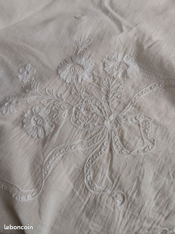 Nappe ronde brodée (image 3)