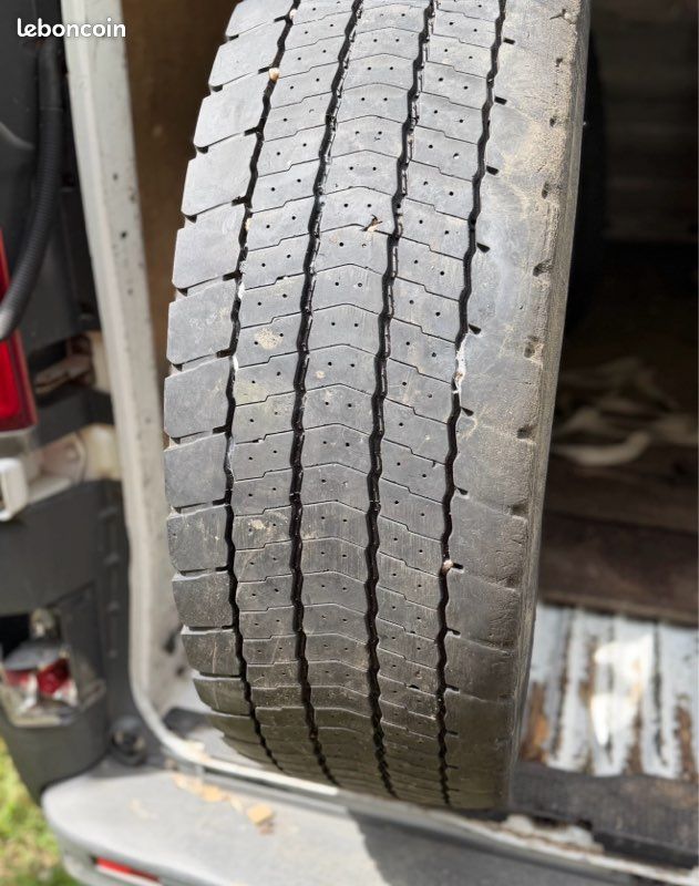 Pneu 315/70 r22.5 (image 1)