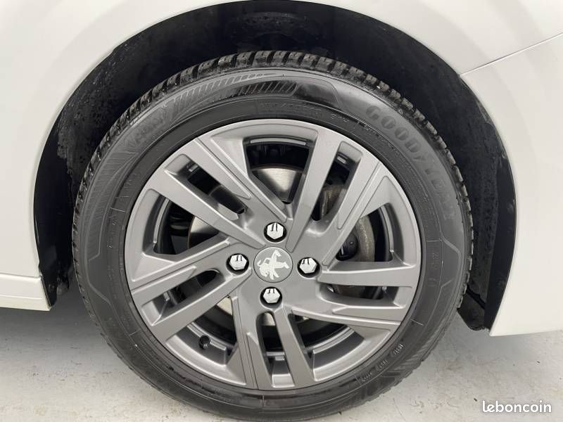 Peugeot 208 PureTech 100 S&S BVM6 Style (image 18)