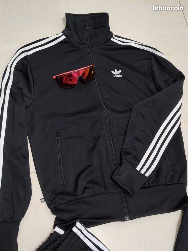 Ensemble adidas authentique, jamais porté. Acheté 140 (image 3)
