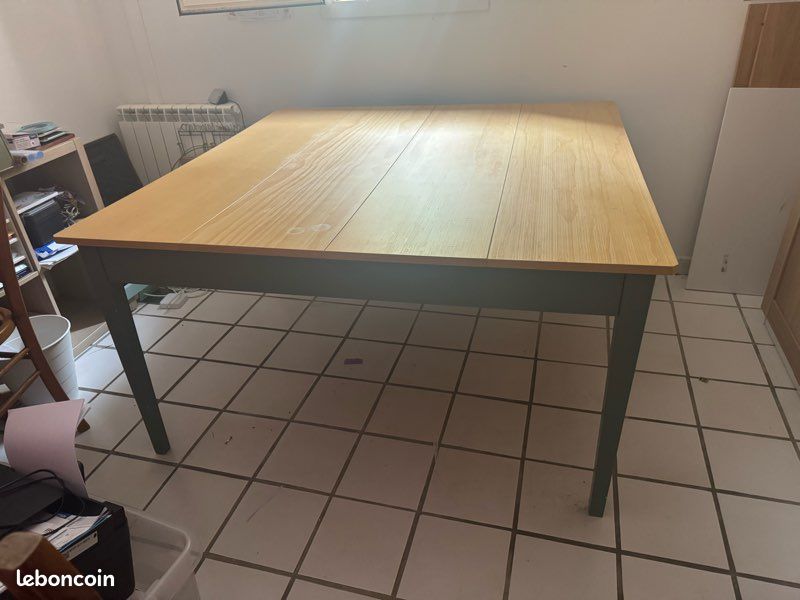 Table bois carrée (image 1)