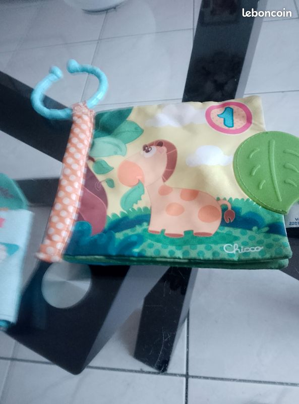 Lot livres tissu et plastique bébé (image 1)