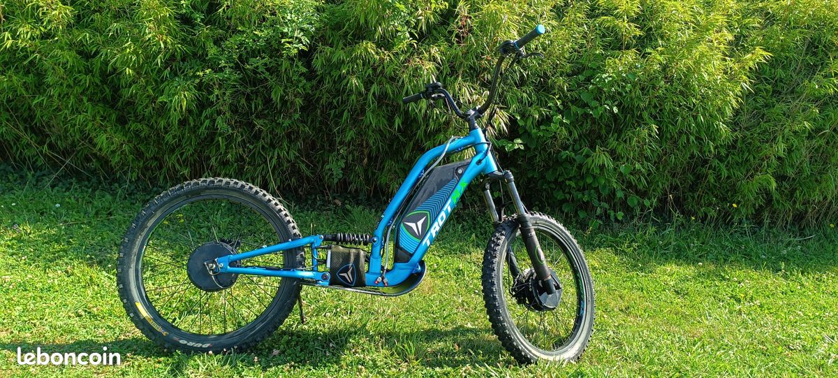 Trottinette électrique à double moteur 5600 W, portée 80 km et jusqu'à 80 km/h