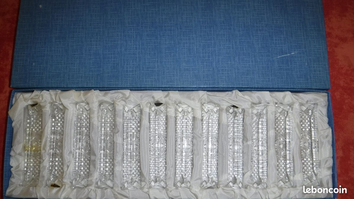 Boîte de 12 Portes Couteaux en cristal au plomb 24% PbO d'Oxyde de plomb soufflé à la bouche et taillé à la main. 1 Porte Couteau a cassé et a été recollé (image 1)