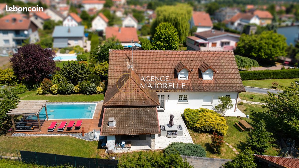 Maison 9 pièces 221 m² · à Charmes · 221 m² · 395 000 €