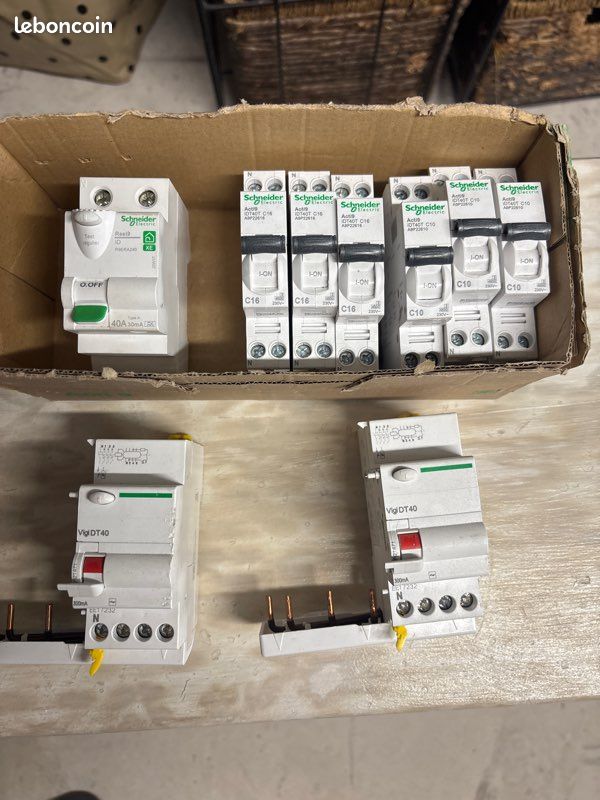 Lot de disjoncteur 16A et 10A + inter diff 40 A (image 1)