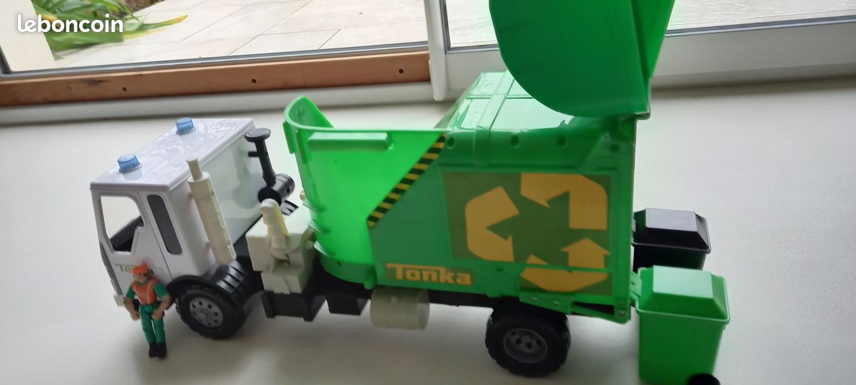 Grand camion poubelles Tonka avec poubelles et chauffeur (image 2)
