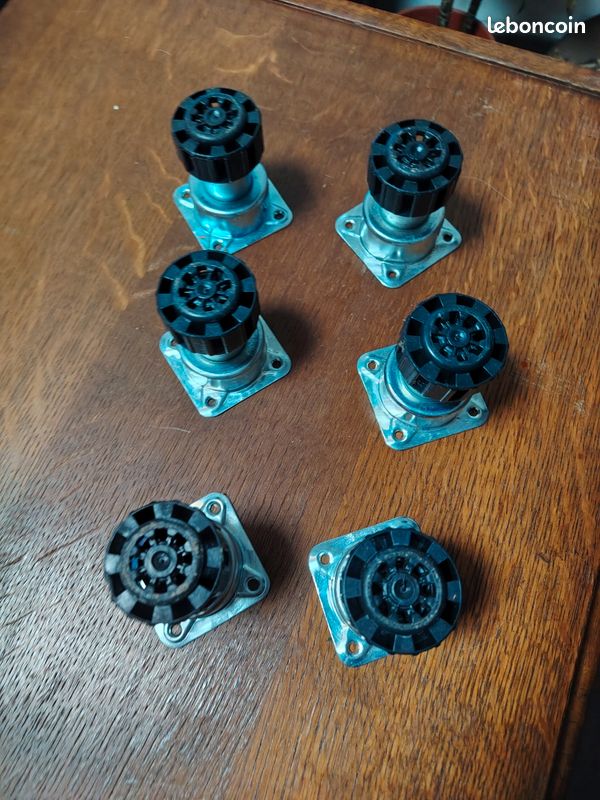 Lot de 6 pieds réglables pour caisson de cuisine / meuble (image 1)