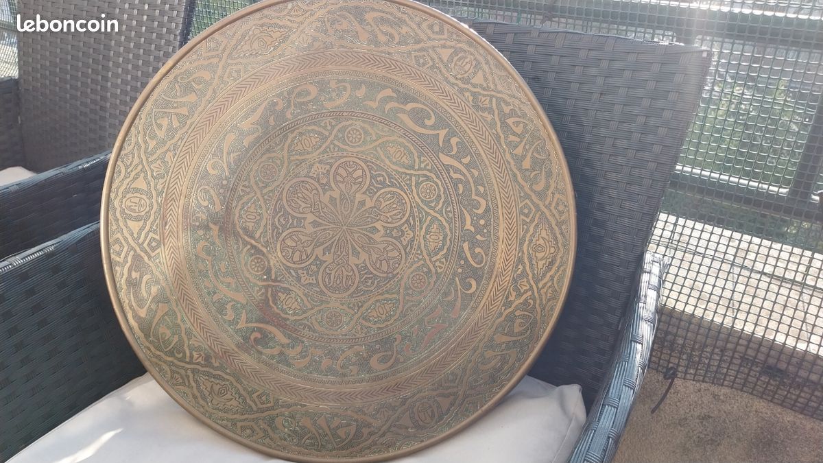 Plateau En Laiton Ciselé – Travail Artisanal Afrique Du Nord, Vintage XXème