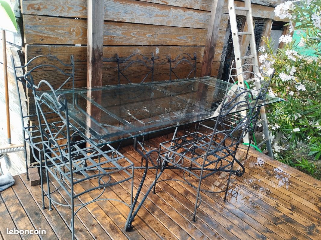 Table et chaises en fer forgé (image 8)