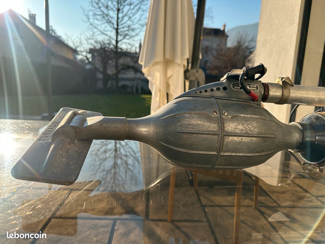Aspirateur TORNADO en fonte d'aluminium avec ses accessoires et sa documentation