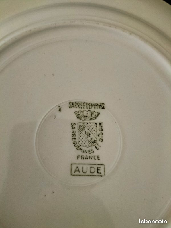 Lot d'assiettes à dessert et de plats en faïence de Sarguemines, en très bon état (image 10)