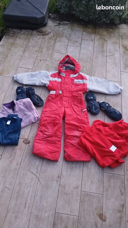 Lot combinaison de ski+4 sous pulls+ 2 paires de moufles (image 1)