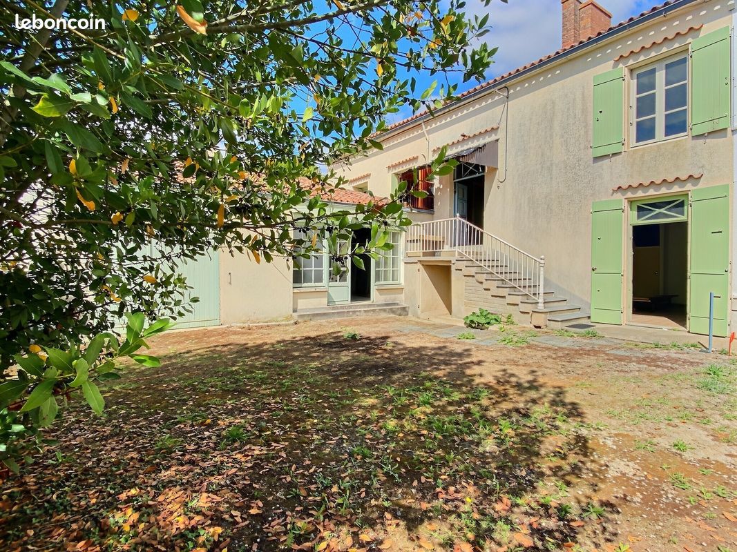 Maison 5 pièces 103 m² · à Genouillé · 103 m² · 95 000 €