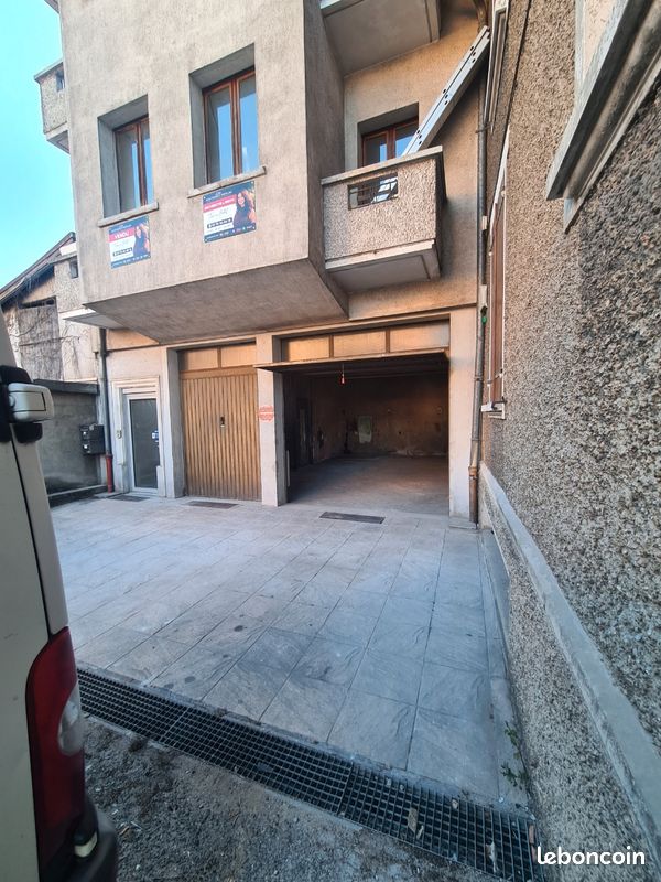 Local box entrepôt garage · à Annemasse · 900 €/mois