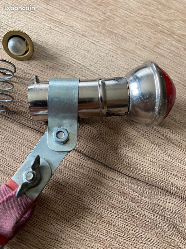 Feu Arrière Luxor Forme Obus Pour Vélo Vintage - Fixation Sur Haubans - Neuf Avec Léger Défaut éventuel