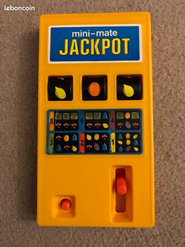 Ancienne machine à sous dans jeux de café