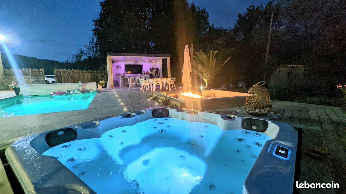 Maison 7 pièces 200 m² · à Tizac-de-Lapouyade · 200 m² · 445 000 €