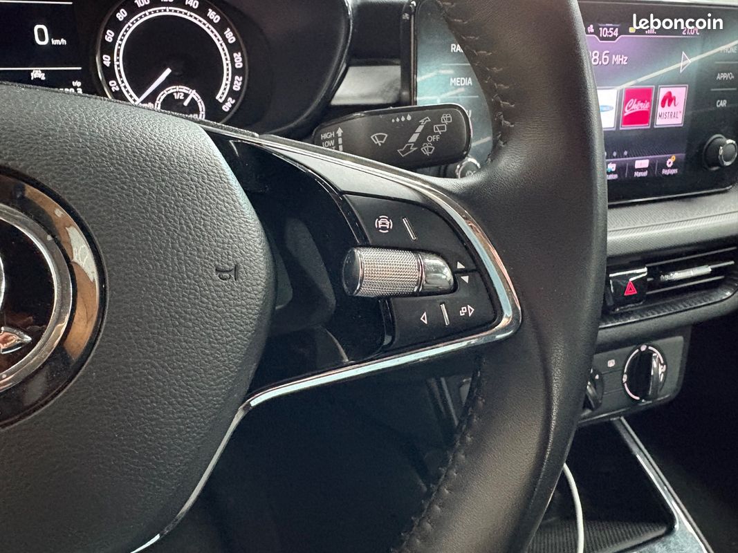 Skoda FABIA 1.0 TSI 95 CH BVM5 Ambition 2EME MAIN + CARPLAY + RADARS AV/AR + GARANTIE 12 MOIS (image 29)