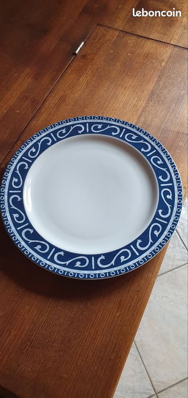 Lot d assiettes en porcelaine (image 1)