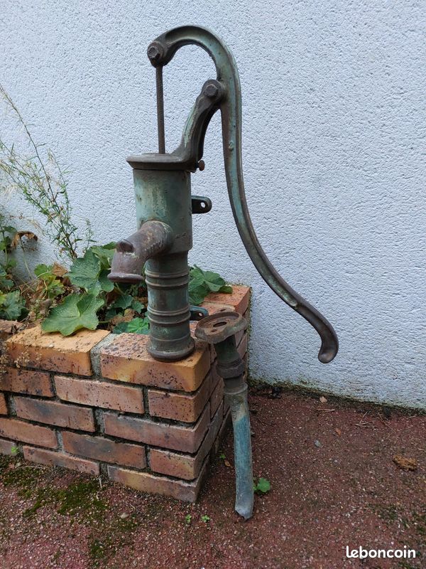 Pompe à eau antique/ancienne (image 1)