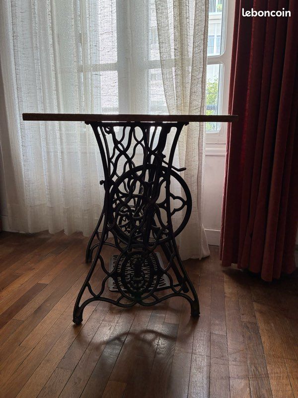 Table industrielle vintage sur piètement de machine à coudre ancienne en fonte (image 3)