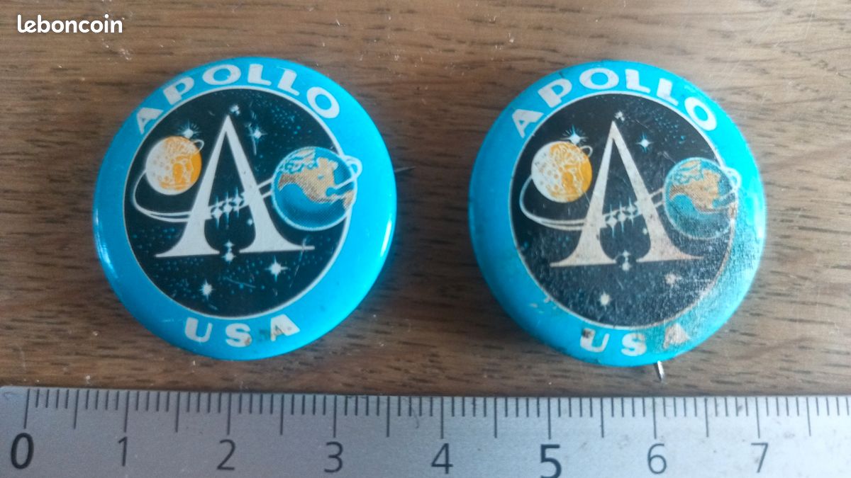 Badge (pin's) Visage De Lune Bleu Motif Guy Fawkes - Neuf Avec étiquettes