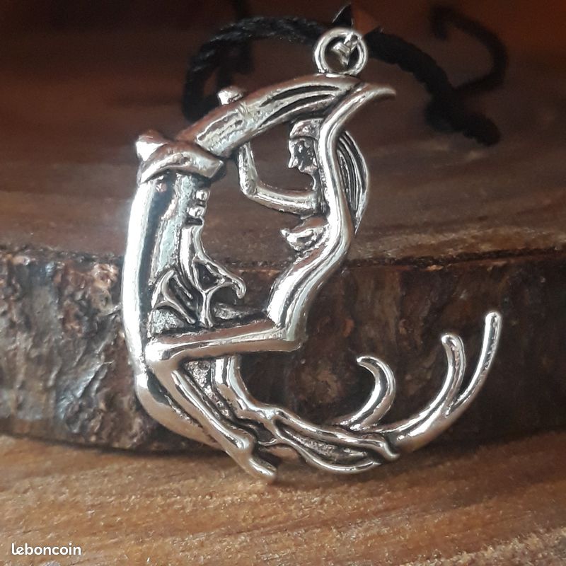 Collier demi lune et deesse de la fertilité - Hecate - Mythologie - wicca ésotérisme (image 1)
