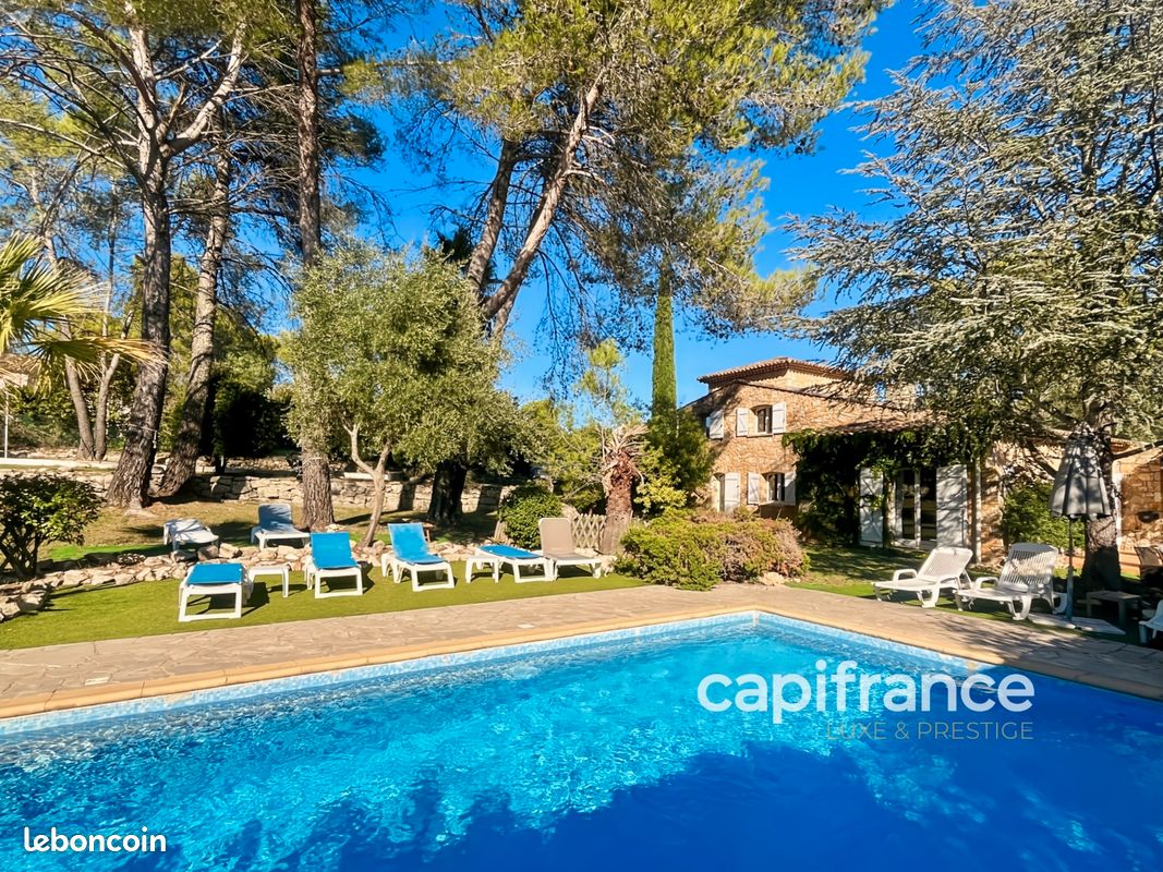 Maison 9 pièces 270 m² · à Bagnols-en-Forêt · 270 m² · 949 000 €