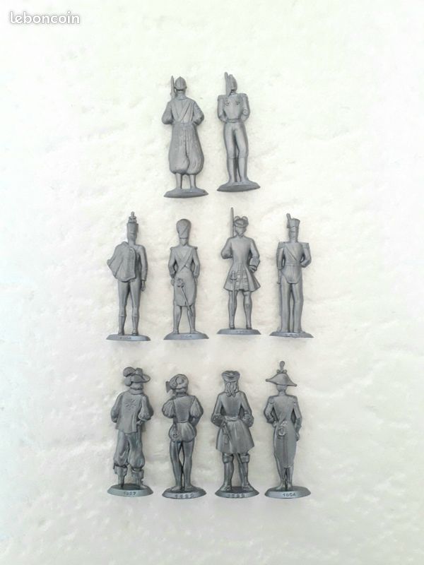 Lot De 19 Figurines Publicitaires MOKAREX + 2 Socles - Moyen Âge - 54mm - Plastique à Peindre