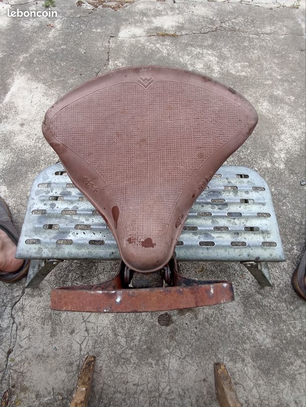 Selle moto ancienne V&W avec son support (image 4)