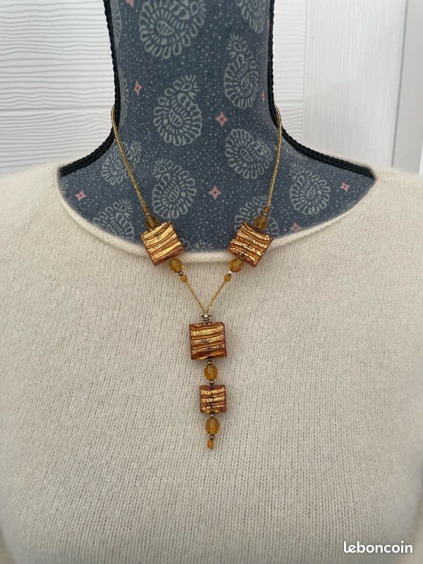 Collier perles et carres ambrés (image 1)