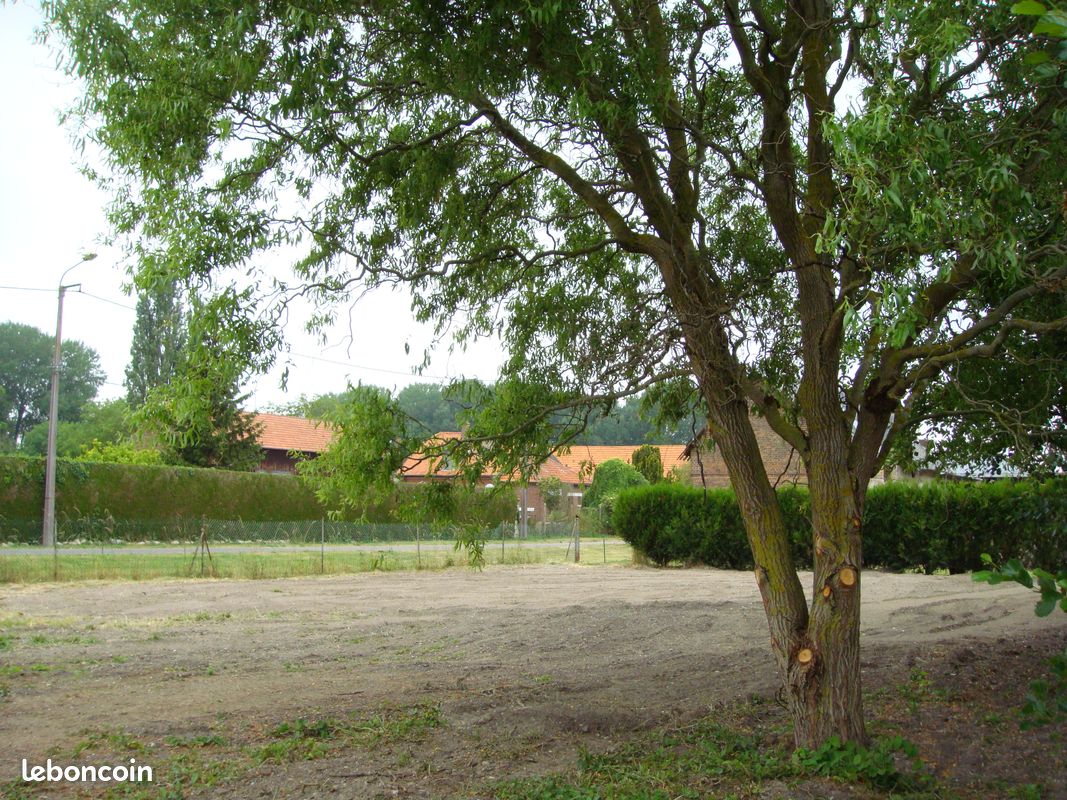 Terrains à bâtir 810m2 · à Servais · 20 000 €