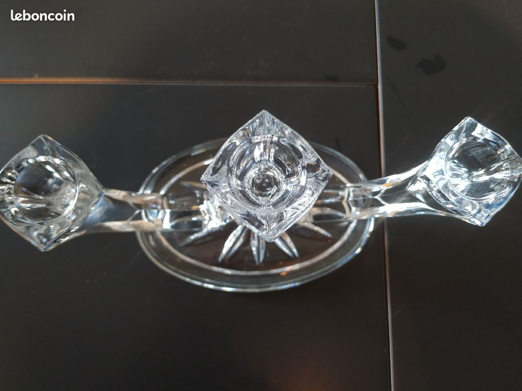 Bougeoir en cristal vintage. A 3 branches en forme de volutes. Base étoilée. Long. 21 cm. TB état (image 8)