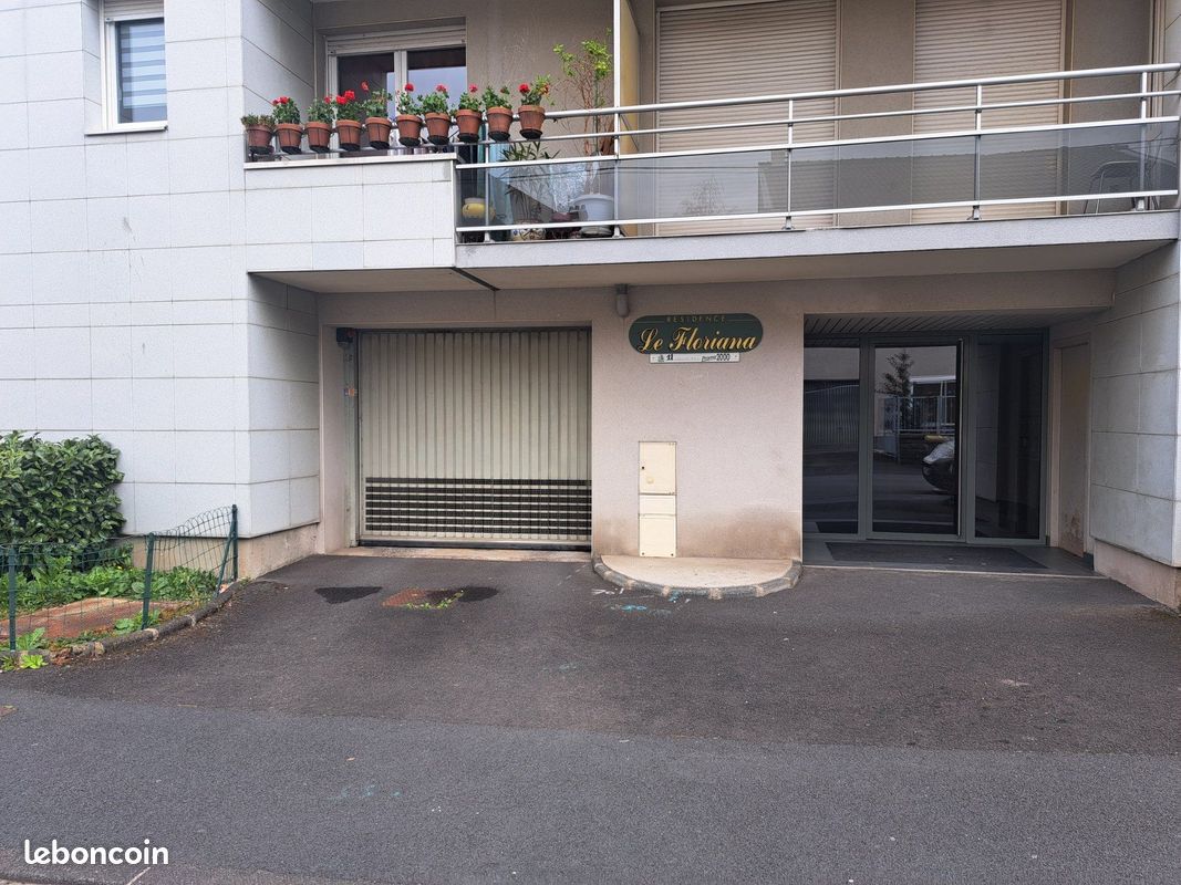 Parking 11 m² · à Clermont-Ferrand · 11 m² · 65 €